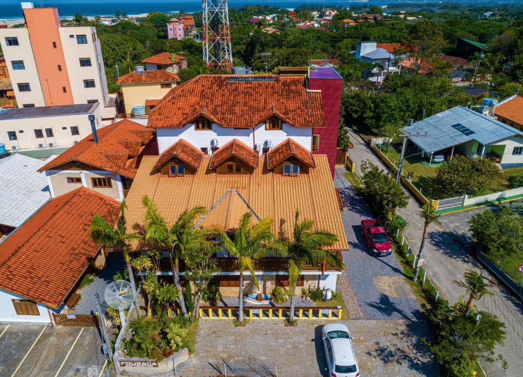 uma vista aérea de uma casa com palmeiras em Pousada Capricórnio em Guarda do Embaú