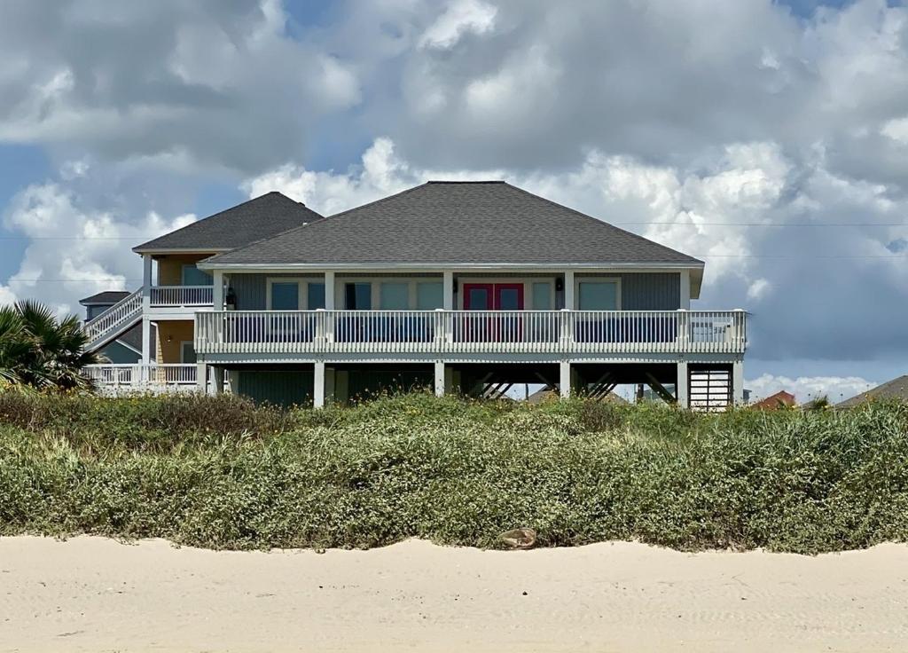 una casa en lo alto de una playa de arena en Serendipity Shore home, en Crystal Beach