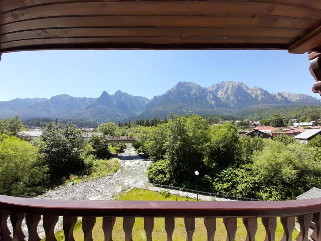 e balcone con vista sul fiume e sulle montagne. di Eminescu Premium Luxury Apartments a Buşteni