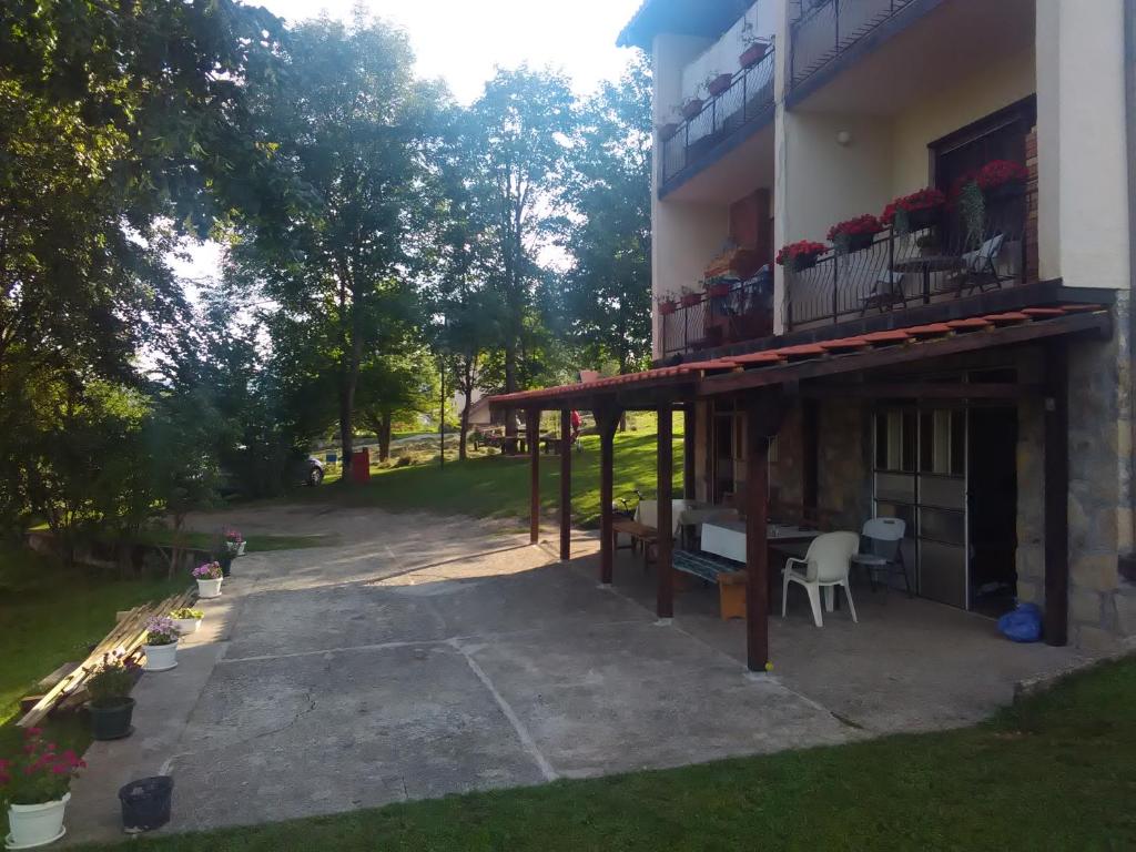 Budova, kde se vila nachází