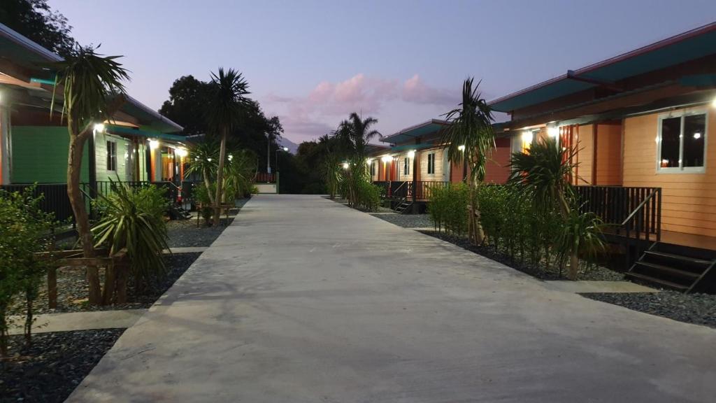 a walkway in front of a row of houses at โรงแรม​ เดอะวิน​ รีสอร์ท in Thung Song