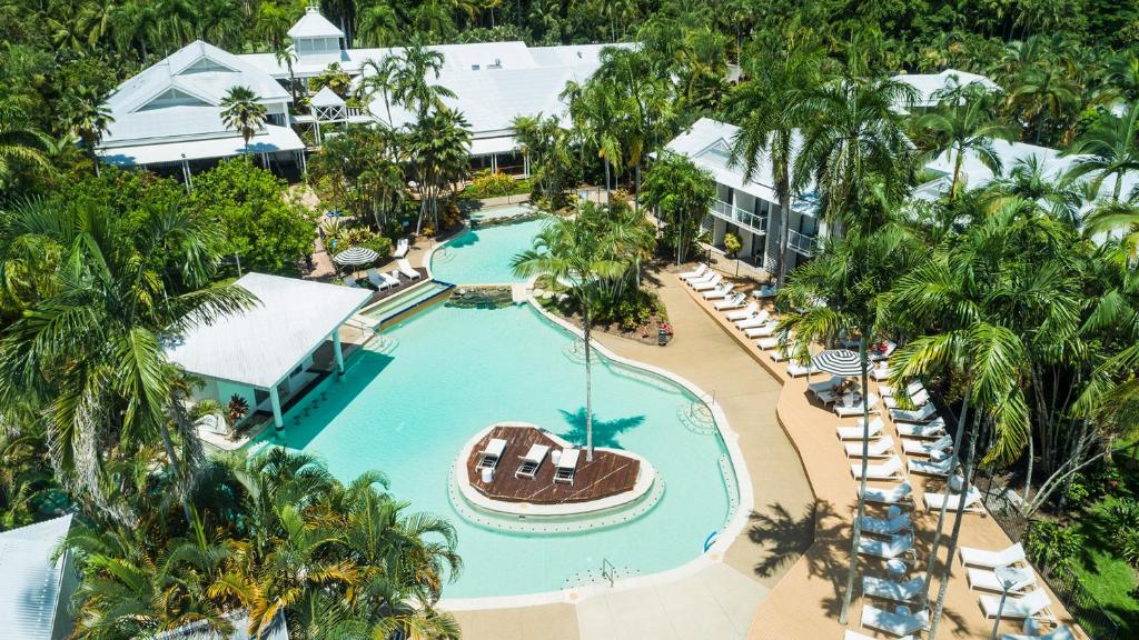 una vista aérea de una piscina en un complejo en Oaks Port Douglas Resort en Port Douglas