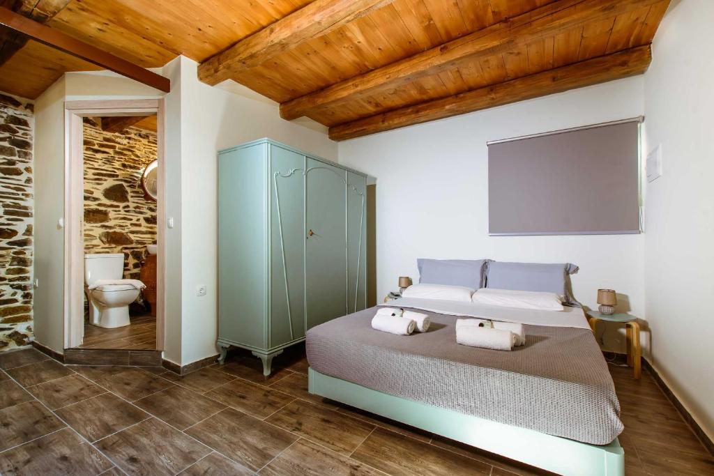 sypialnia z łóżkiem i łazienką z toaletą w obiekcie Traditional Apartments Elafos w Elafonisi