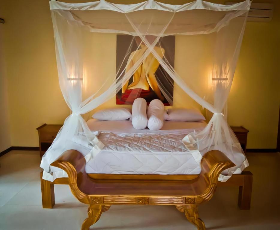 Una cama o camas en una habitación de Junjungan Suite