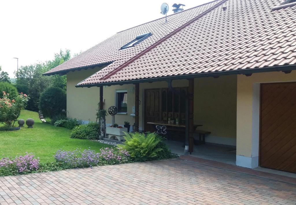 a house with a brick driveway and a garage at Renates Ferienhaus in Riedenburg