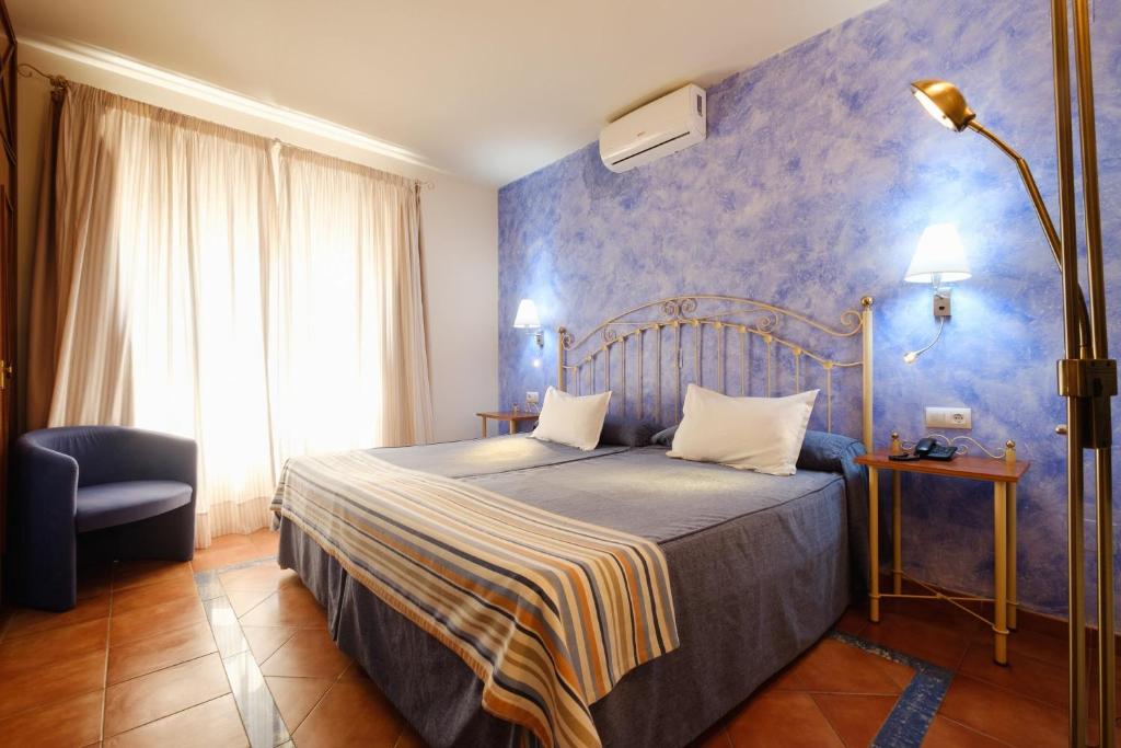 Postel nebo postele na pokoji v ubytování Hotel Guadalquivir