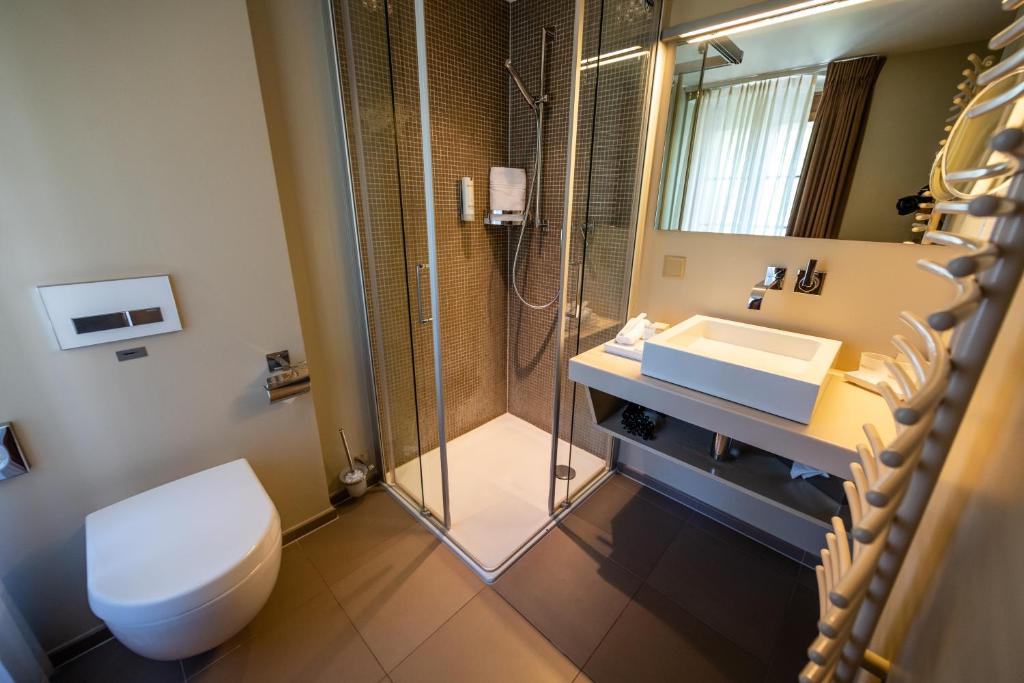 Koupelna v ubytování Hostellerie Le Petit Manoir