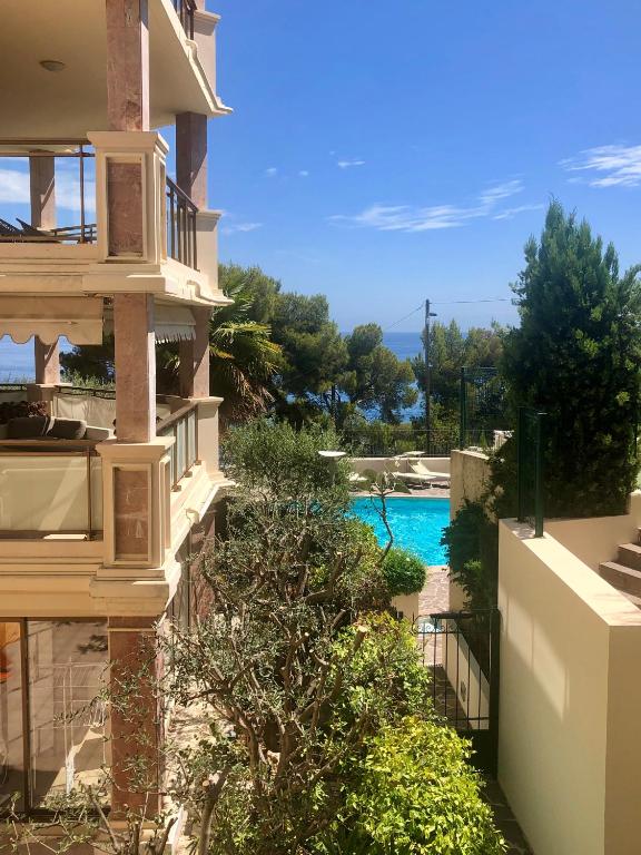 une vue sur la piscine depuis le balcon d'une maison dans l'établissement Côte d’Azur: between Monaco and fabulous beaches, à Cap d'Ail