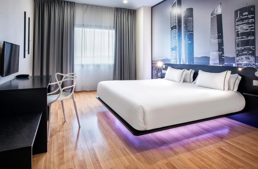 Кровать или кровати в номере B&B HOTEL Madrid Aeropuerto T4