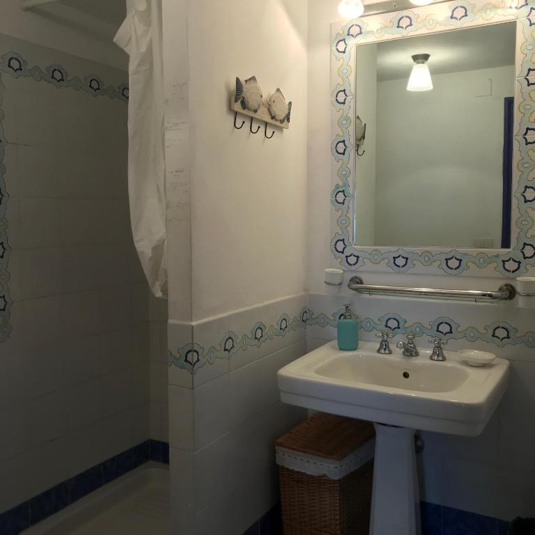 Kúpeľňa v ubytovaní La casa sulla scogliera