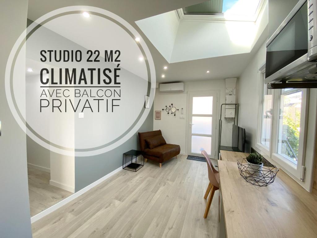 un salon avec une table et un canapé dans l'établissement Studio Ora - 22m² - climatisé avec balcon privatif, à Bassens