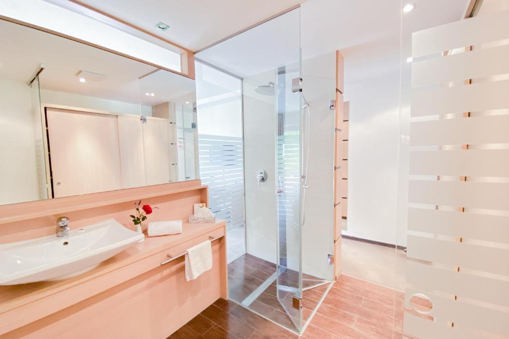 Een badkamer bij aktiv Sporthotel Sächsische Schweiz