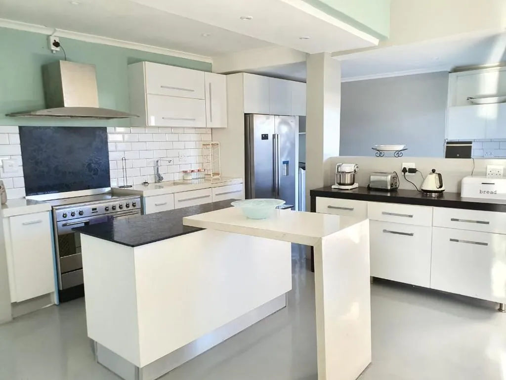Trendy massive 6 bedroom house within 2km away from Canal Walk Century Cty, Cape Town, South Africa