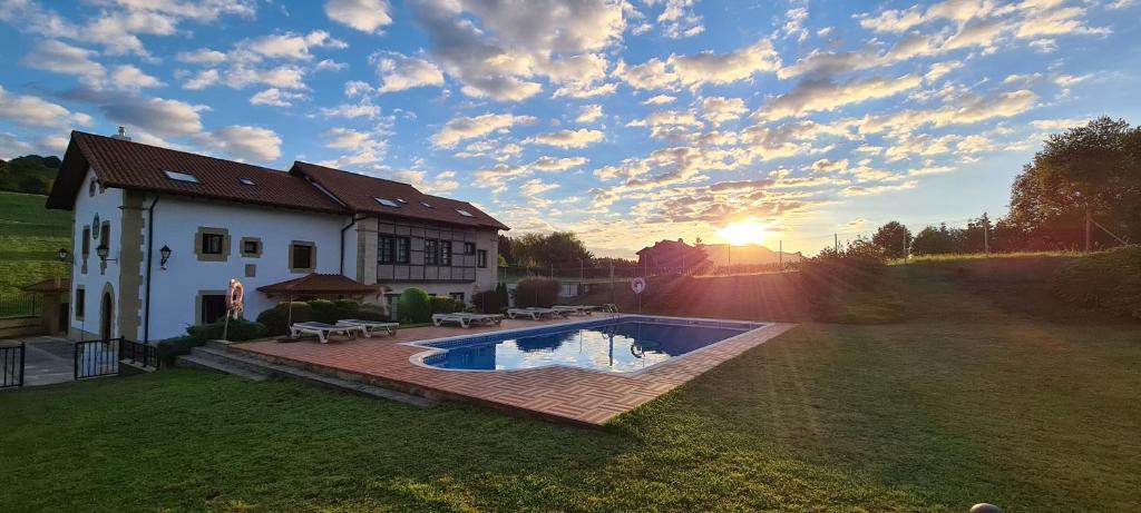 una casa con piscina en el patio en Posada Casona de la Ventilla en Laredo