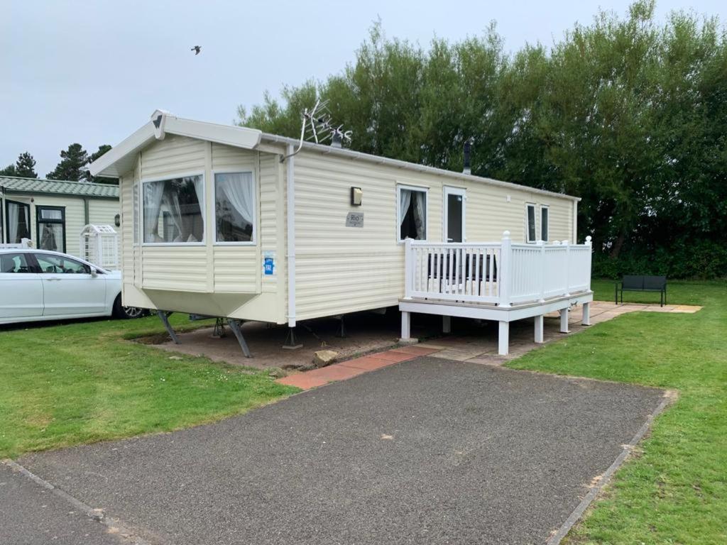 een kleine witte caravan geparkeerd in een tuin bij Seton sands static holiday home - sleeps 6 in Port Seton