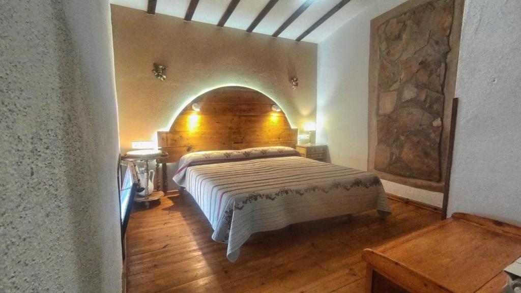 1 dormitorio con 1 cama en una habitación con arco en Posada Abuela Fidela, en Villanueva de los Infantes