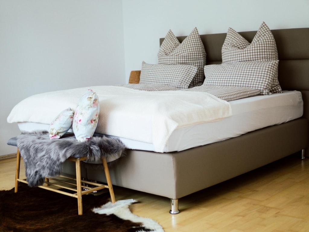 uma cama com almofadas num quarto em Herrmanns Ferienwohnung em St. Blasien