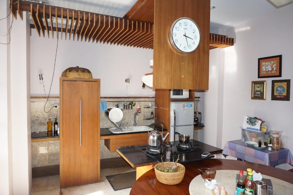 Kuchyň nebo kuchyňský kout v ubytování Tegal Panggung Guest House