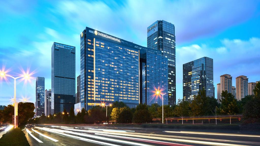 InterContinental Hefei, an IHG Hotel في خفي: أفق المدينة مع المباني الطويلة وأضواء الشوارع