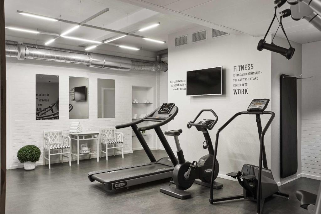 Fitness centrum a/nebo fitness zařízení v ubytování WIDE Hotel