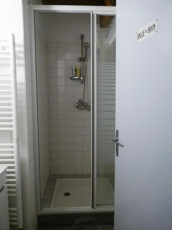 a shower with a glass door in a bathroom at Maison familiale, 15couchages, de charme au cœur de la Bretagne - 20 min de Vannes in Lizio