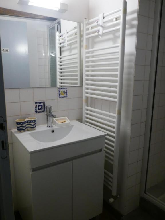 a white bathroom with a sink and a mirror at Maison familiale, 15couchages, de charme au cœur de la Bretagne - 20 min de Vannes in Lizio