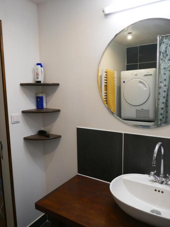 a bathroom with a sink and a mirror at Maison familiale, 15couchages, de charme au cœur de la Bretagne - 20 min de Vannes in Lizio