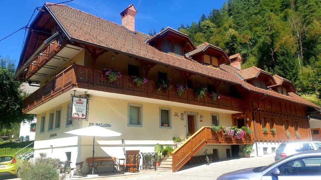 een gebouw met een balkon met bloemen erop bij Rooms & Apartments Pr Matjon in Bled