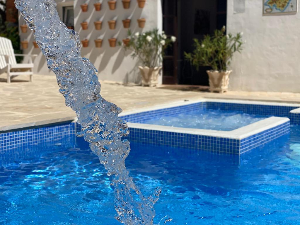 a water fountain in the middle of a swimming pool at Apartamentos Sureda in Canyamel