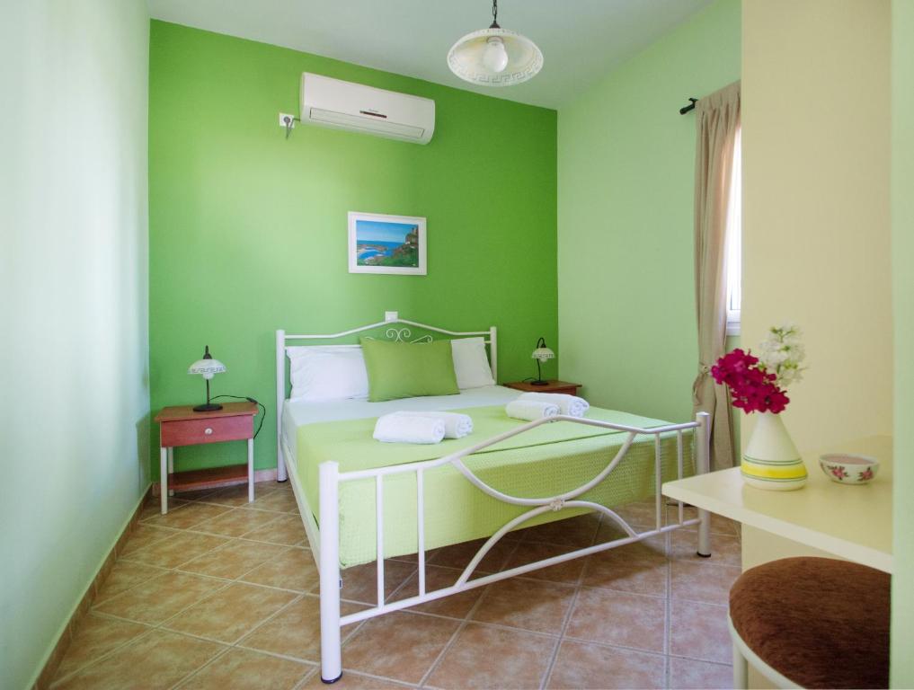 Postel nebo postele na pokoji v ubytování Vikentios Rooms
