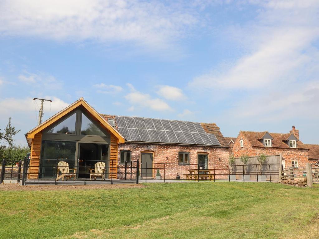 una casa con paneles solares en el techo en The Parlour en Telford