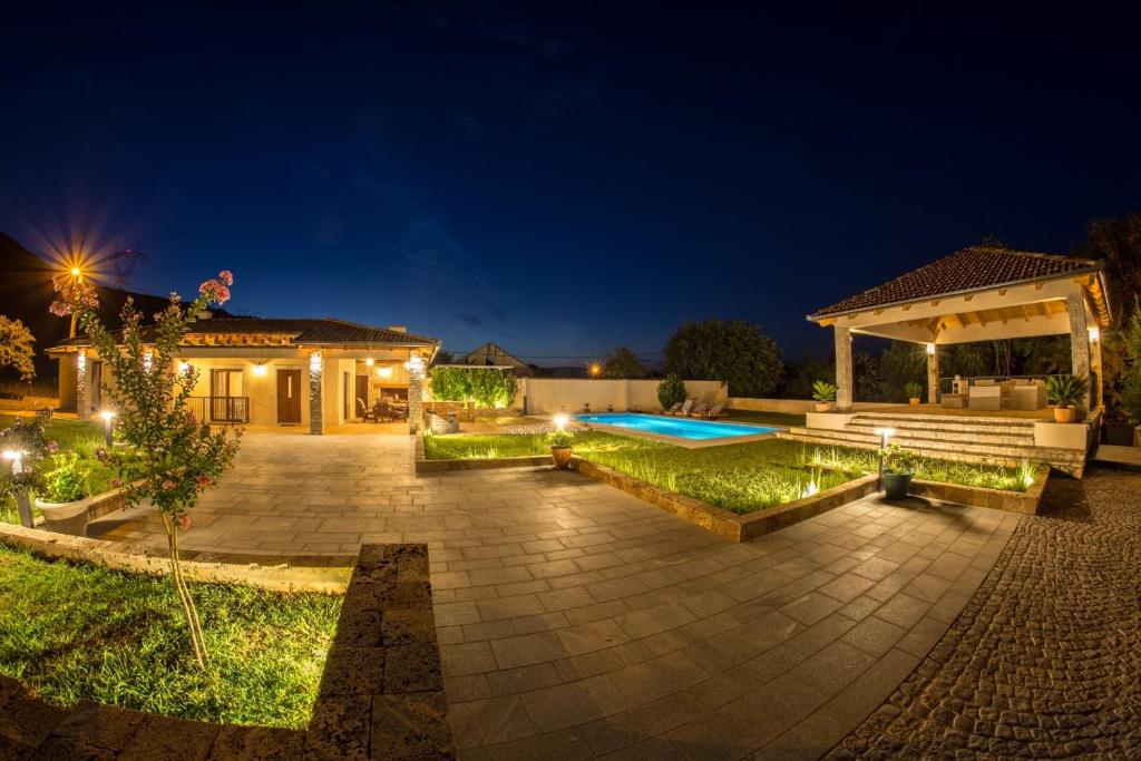 uma casa com piscina à noite em Villa Ivana em Mostar