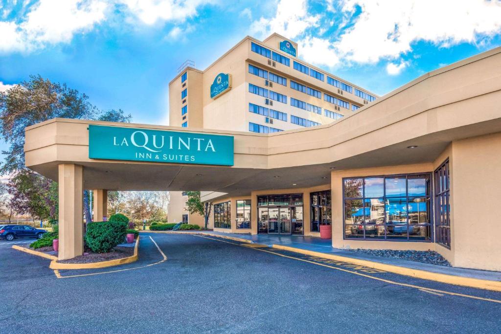 La Quinta by Wyndham Secaucus Meadowlands - Housity