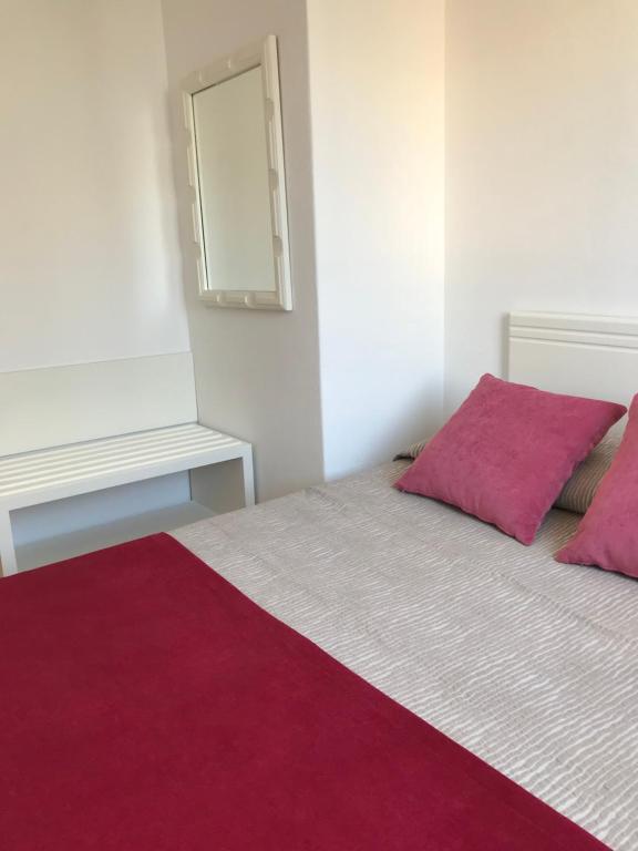 Postel nebo postele na pokoji v ubytování Apartamentos Es Cañe