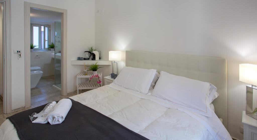 Кровать или кровати в номере Duomo Luxury Suite Catania