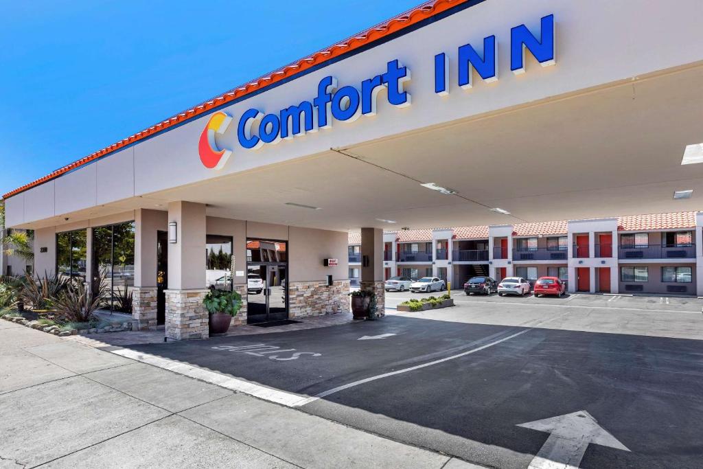 
a parking lot with a motel and a gas station at Comfort Inn Near Old Town Pasadena in Eagle Rock CA in Los Angeles
