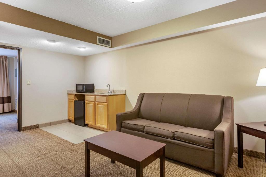 Comfort Inn - Efficiency King Suite - Non Smoking