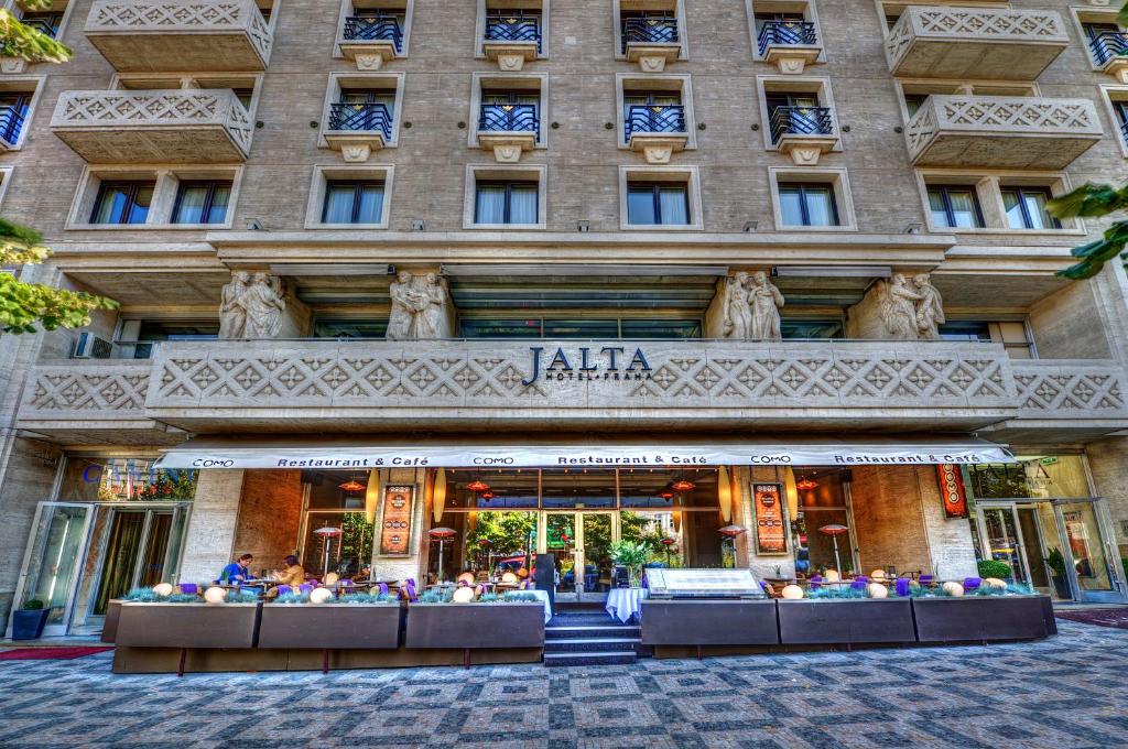 un edificio con gente sentada fuera de él en Jalta Boutique Hotel en Praga