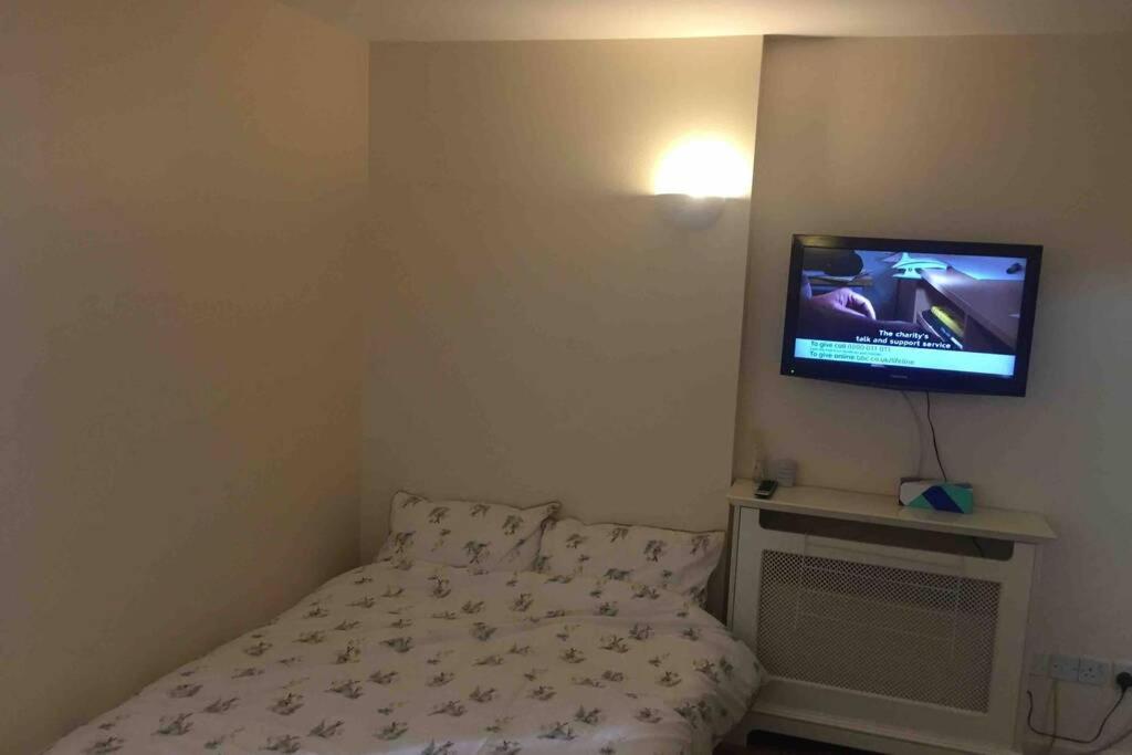 Studio Apartment close to Gloucester Road Station