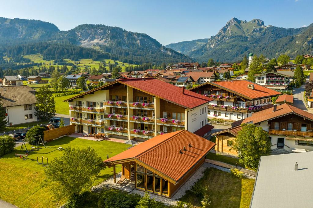 een luchtzicht op een resort met bergen op de achtergrond bij Gästehaus Wötzer und Landhaus Stocka in Grän