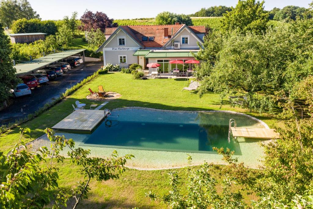 an aerial view of a house with a swimming pool at Die Herberge am Lautenberg Bad Loipersdorf in Loipersdorf bei Fürstenfeld