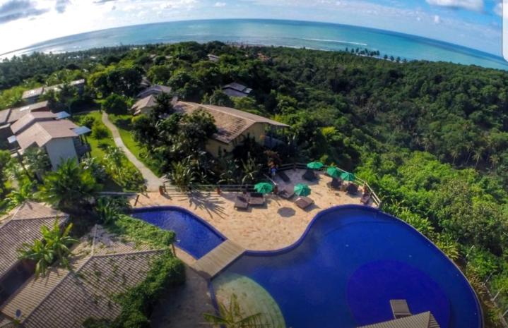 uma vista aérea de uma casa com piscina em Bangalô Villas do Pratagy em Maceió