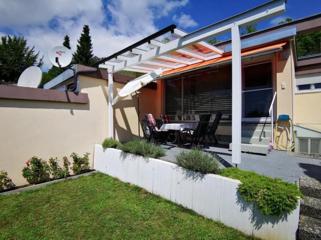 a patio with a white pergola on a house at Ferienhaus Lavendel für 1-4 Personen in Überlingen