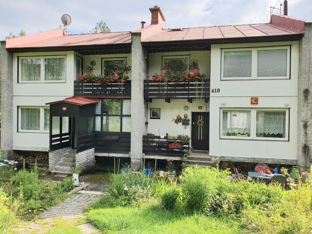 una casa con fiori sui balconi di Konvalinka - ubytování v soukromí a Harrachov