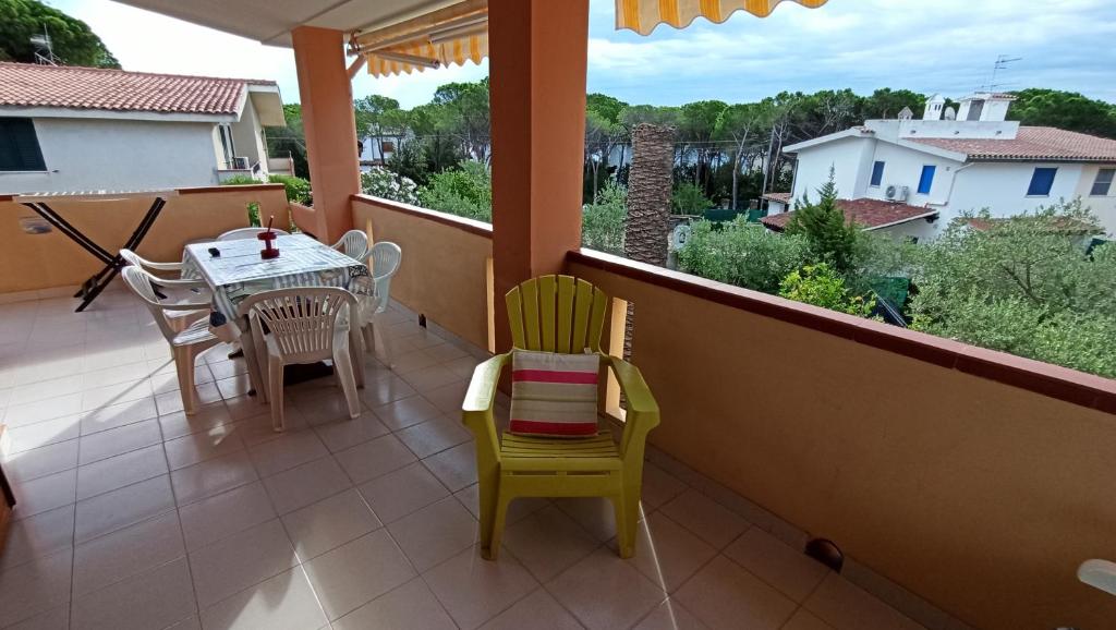 patio con mesa y sillas en el balcón en Sa Prama Beach, en Cala Liberotto