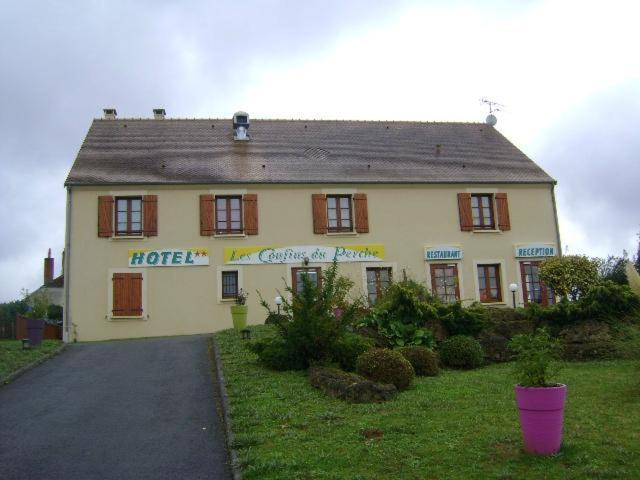 Sceaux-sur-HuisneにあるLogis hôtel Les Confins du percheの茶色の窓のある広い白い家
