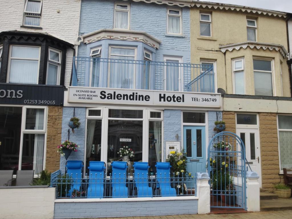 um hotel saffire do lado de um edifício em The Salendine em Blackpool