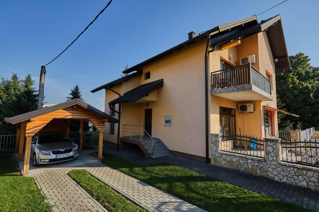 uma casa com um carro estacionado em frente em Sutjeska em Modriča