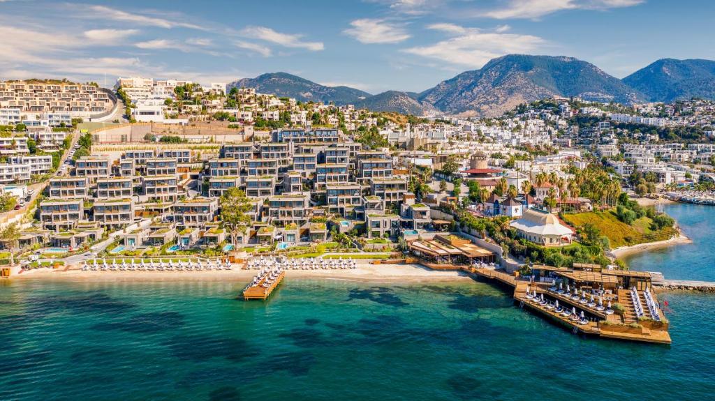 een luchtzicht op een resort op een strand bij Kaya Palazzo Resort & Residences Le Chic Bodrum in Bodrum City