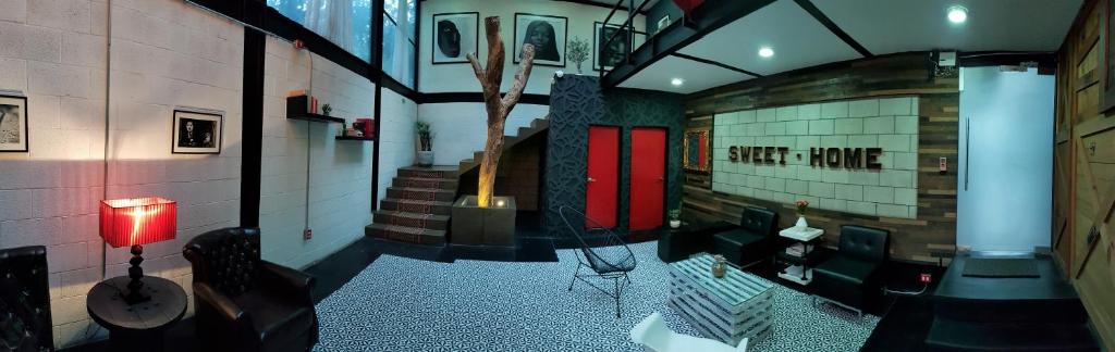 Posezení v ubytování Cozy Loft with Balcony